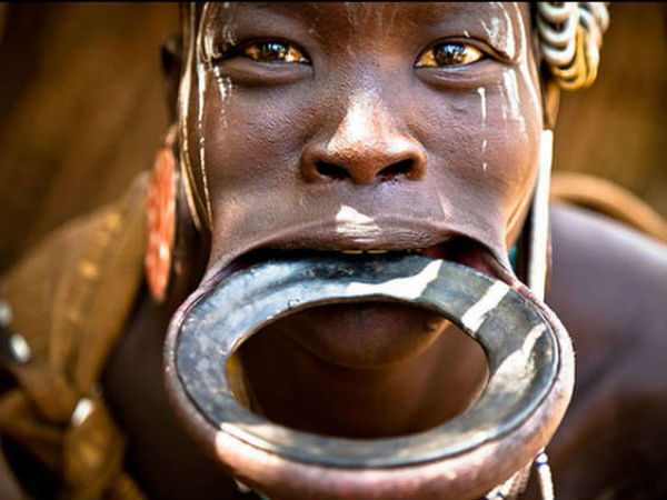 2. పెదవులపై ఒక పెద్దదైన ప్లేట్ ని కలిగిన ఆకర్షణీయమైన మహిళ :