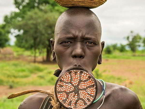 3. ఆఫ్రికన్ తెగకు చెందిన మహిళ