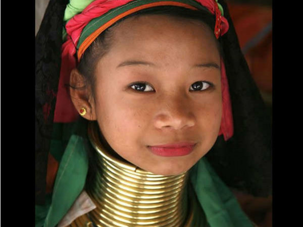 4. మయన్మార్లోని కయన్ లాహ్వీ తెగ-మెడలకు ఇత్తడి కాయిల్స్ 