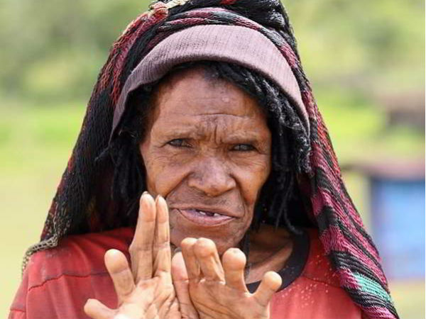 10. బందువులు మరణిస్తే స్త్రీలు వారి వేళ్ల చివరలను కట్ చేస్తారు.