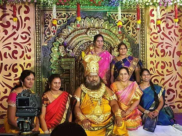 పెళ్ళి కొడుకు మరియు పెళ్ళికూతురు ఎలా ఉన్నారంటే :