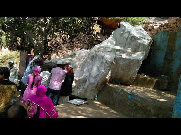 గాలిలో తేలియాడే రాయి :