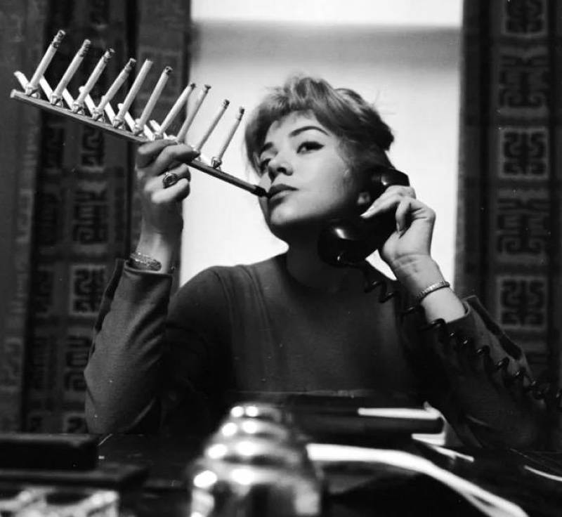 ఒకేసారి పది సిగరెట్స్ తాగేవాళ్లు ఒకేసారి పది సిగరెట్స్ తాగేవాళ్లు