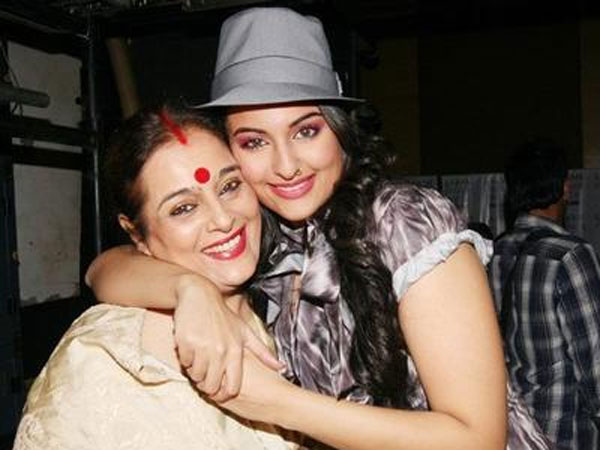 ఆమె వొడిలో కూర్చోండి ఆమె వొడిలో కూర్చోండి