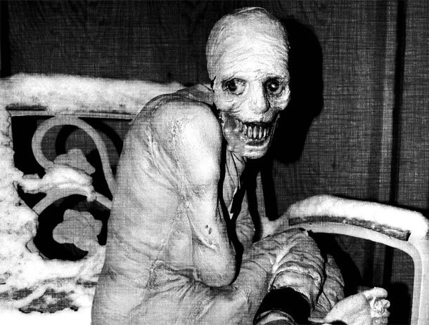 5. మమ్మీ లేచి కూర్చొంది 5. మమ్మీ లేచి కూర్చొంది