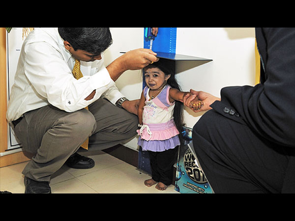 అత్యంత పొట్టి మహిళగా ప్రకటించారు.