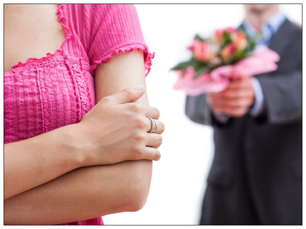 2. వారి ఆలోచనలను మరో విషయంపైకి మళ్ళించండి;