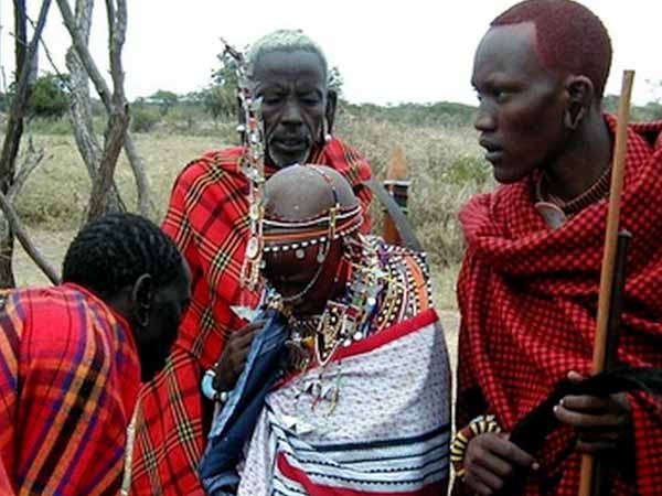 పెళ్లి కూతురిపై ఉమ్మివేయడం