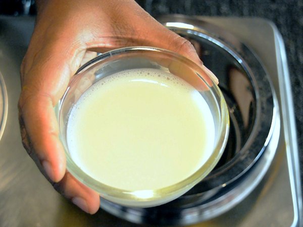 స్టెప్ 1 - పాలు , తేనె పదార్థాలను సాస్ ప్యాన్ లో వేయడం