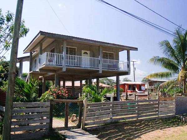 అన్నివైపులా సగం కట్టిన ఇళ్ళు ఉండే సమయంలో!