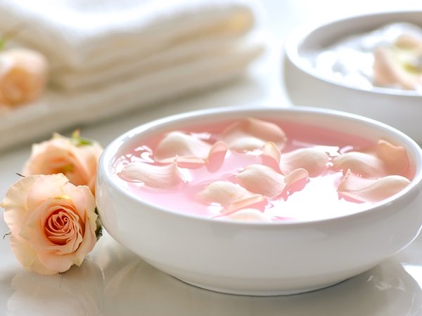 1. రైస్ వాటర్ తో రోజ్ వాటర్: