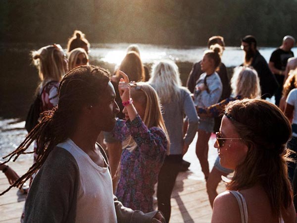 అన్యోన్యంగా ఉంటుంది 