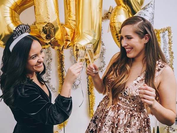 బెడ్ రూమ్ లోకి తీసుకెళ్లింది