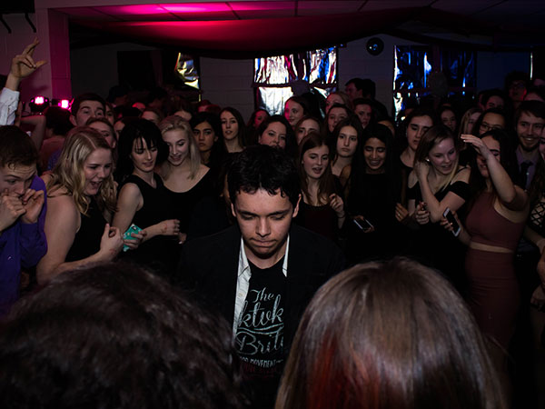 ఒక అబ్బాయి పడిపోయాడు