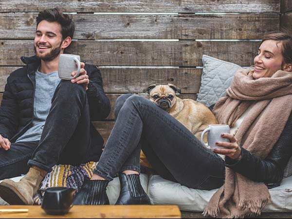 గెస్ట్ హౌస్ బుక్ చేశాడు