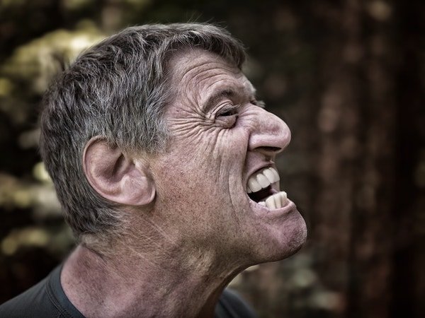 7. ప‌ళ్లు ప‌ట‌ప‌ట‌లాడించ‌డం