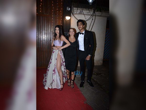 మళ్లీ డ్రెస్ ను అక్కడే వేసుకుంది