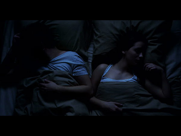 చీకటిలో పడుకుంటే 