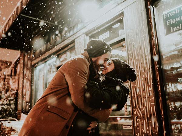 ల్యాప్ ట్యాప్ ముందుర పెట్టుకుంటాడు