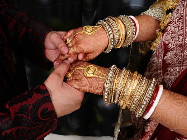 ఎక్కడికీ తీసుకెళ్లడు ఎక్కడికీ తీసుకెళ్లడు