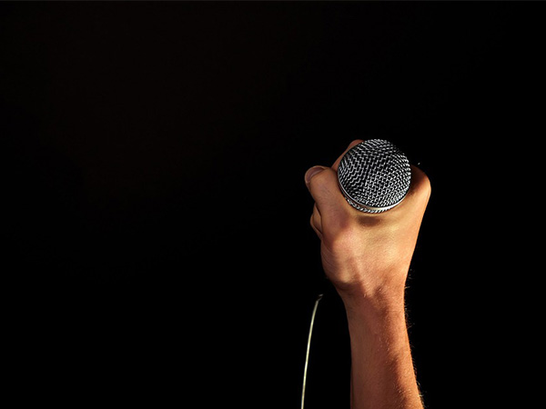 వీరికి ఎంతో తియ్యటి గాత్రం ఉంటుంది: 