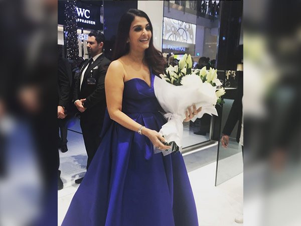 ఆ దుస్తులకు మాత్రమే కలగలిపిని నవ్వు 