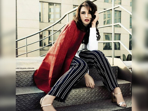 కవర్ లుక్ 