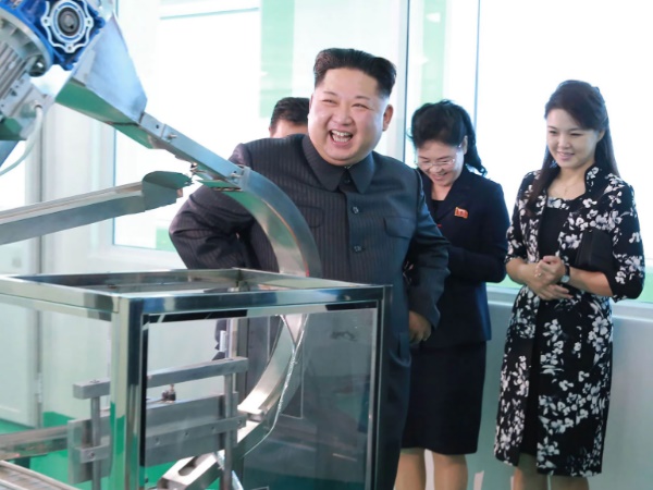 కొన్నివేల మంది అమ్మాయిలతో