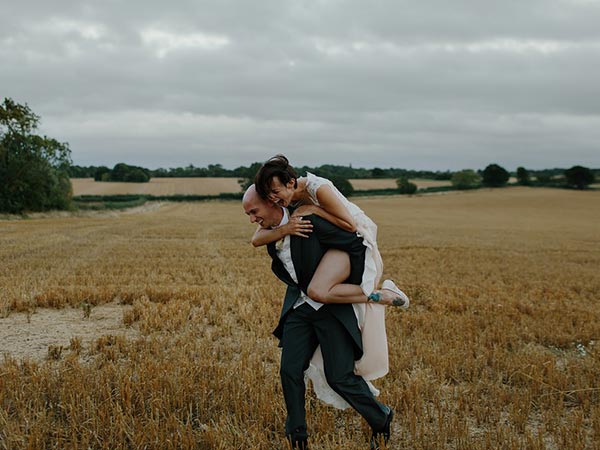 భార్య కూడా ఇతరులతో 