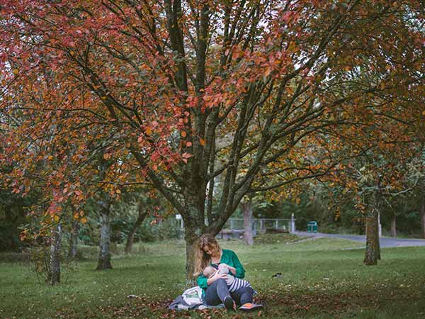 బిడ్డకి పాలిస్తున్న ఫోటోలు