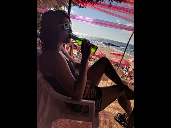 బీర్లు తాగే వారే కనపడుతున్నారా