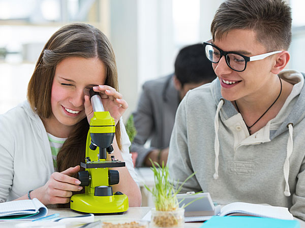 5. స‌ర‌దా స్నేహితుడి ప‌క్క‌న‌