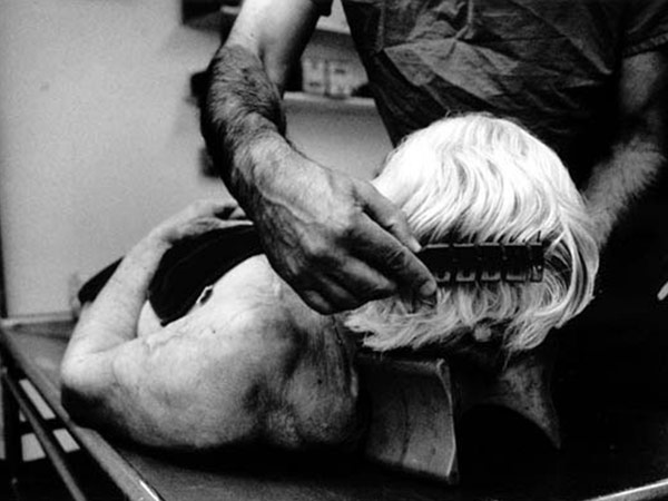 తదుపరి రెండు పెదవులను జిగురు సహాయంతో మూస్తారు.