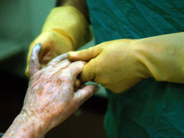 ఎంబామింగ్ ప్రక్రియలో రెండు దశలు ఉంటాయి.