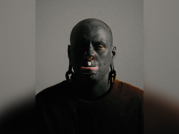 తనకు తానే బొమ్మలు వేసుకున్నాడు :