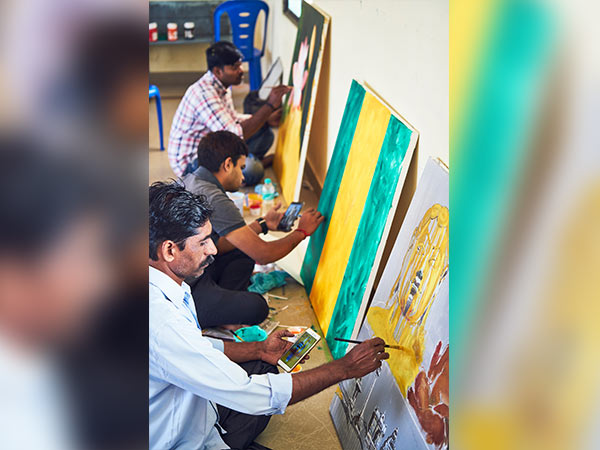 6) ప్రపంచ వ్యాప్తంగా 50 మంది కళాకారులను ఒకే త్రాటిపైకి తీసుకురావడానికి మీరు చేసిన ప్రయత్నాలను గురించి మాకు చెప్పండి.