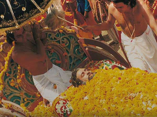 శరీరకుహరాన్ని ఎంబామింగ్ ఫ్లూయిడ్ తో నింపటానికై నాభి వద్ద పదునైన శస్త్ర చికిత్స పరికరంతో గాటు పెడతారు 