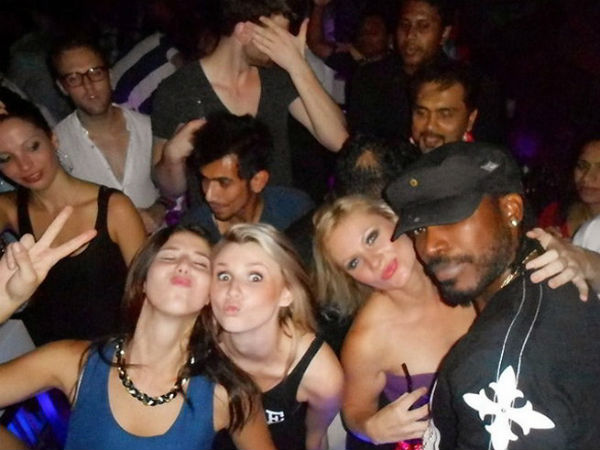 మగువలతో క్రిస్ గేల్ ఆటా పాటా 