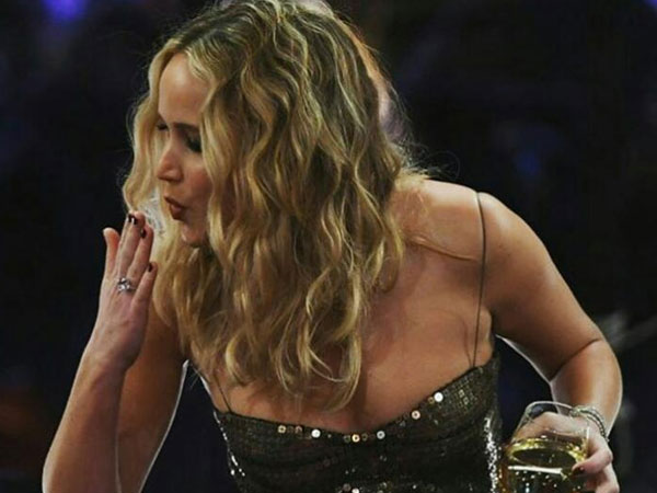 అందాలను చూపించి వైరల్ గా మారారు