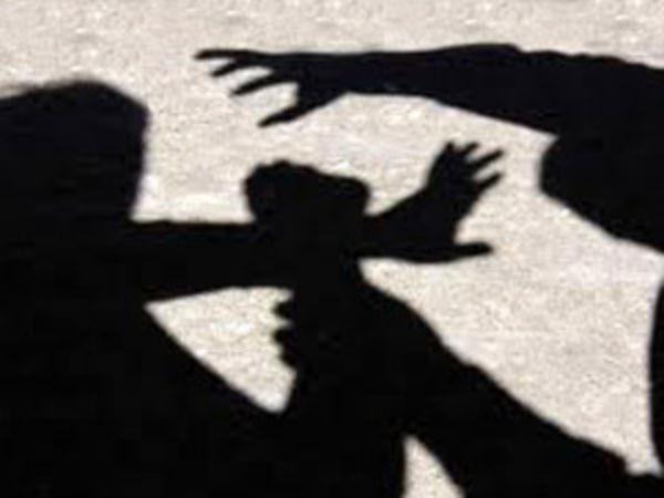 తాకడానికి ప్రయత్నించాడు