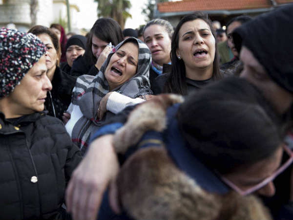 ఎక్కడంటే అక్కడ రాడ్లు పెట్టి 