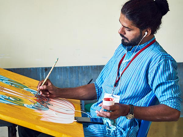 1) మీరు ఎక్కడ జన్మించారు మరియు ఎక్కడ పెరిగారు?మీరు ఈ రంగంలో ఆసక్తిని ఎలా పెంచుకున్నారు?