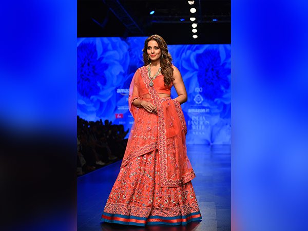 AIFW Day 2: Bipasha Basus Elegance Will Mesmerize You!