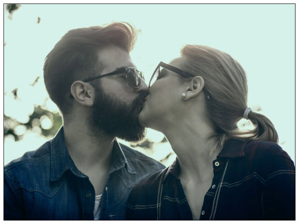 పొలం గట్లపై నడుస్తూ