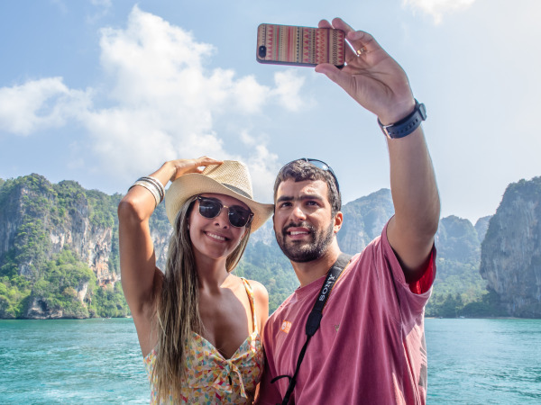 ఎవరూ తెలిసిన వారు లేరు