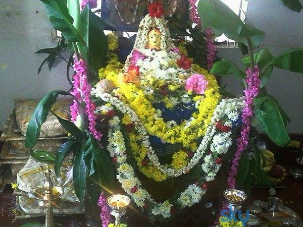 పూజ అనే పదంలో కూడా పూల గురించిన ప్రస్తావన ఉంది : 