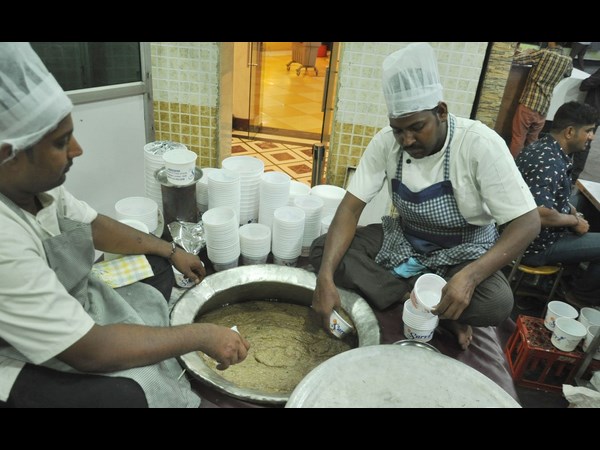 సుల్తాన్ ఇచ్చే విందుల్లో సుల్తాన్ ఇచ్చే విందుల్లో