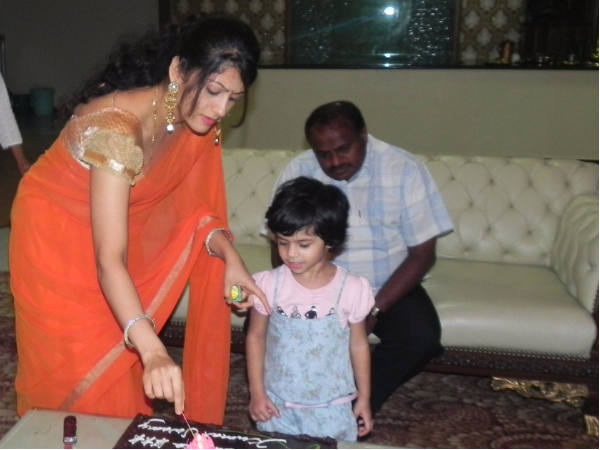 పదవి నడుచుకుంటూ వచ్చింది