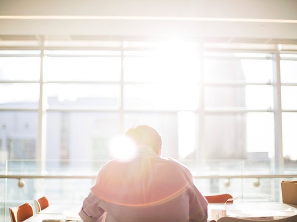 # 3 మంచి భంగిమలో కూర్చోండి :