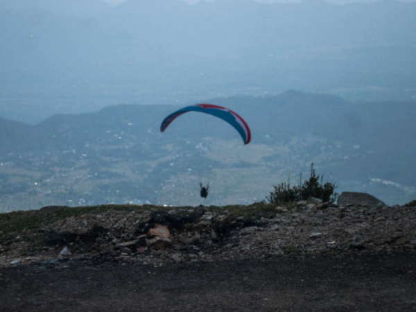 ఈ లోయ ఎంతో వాలుగా ఉంటుంది